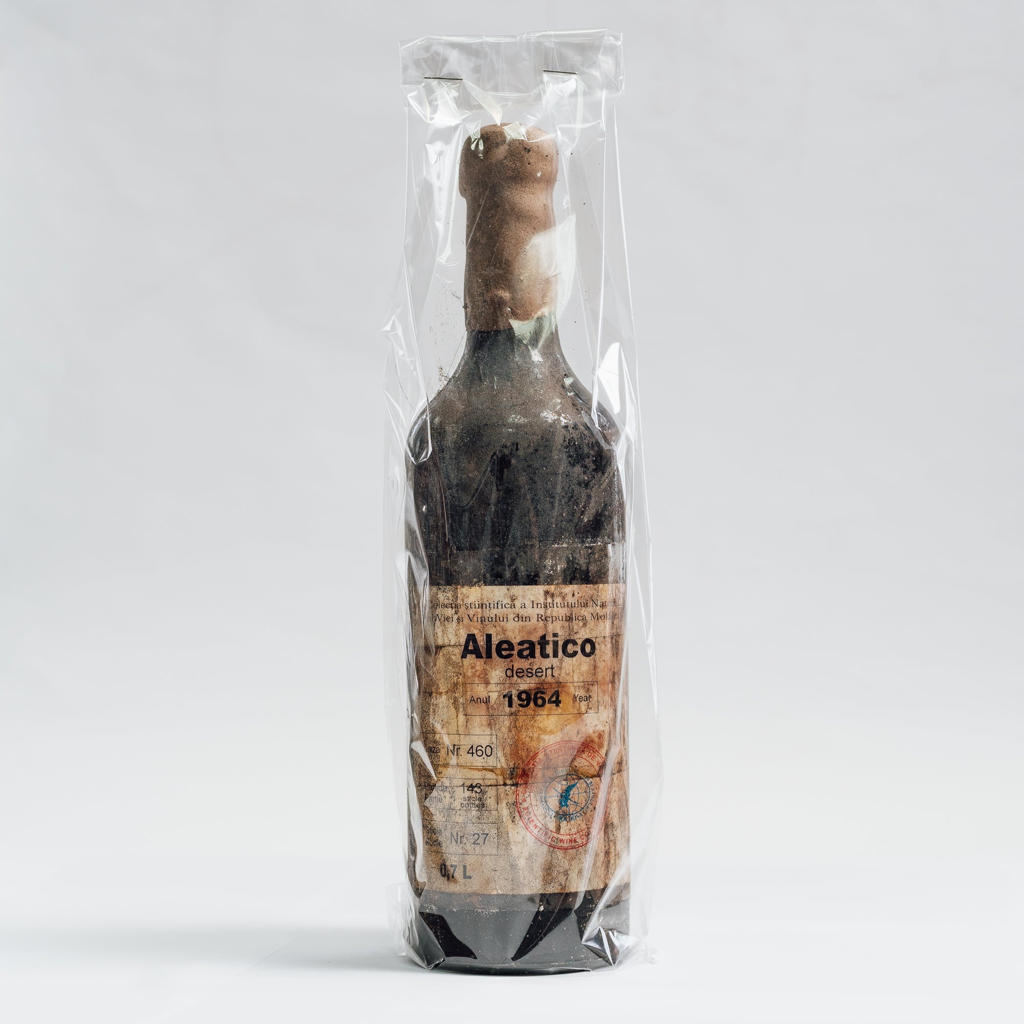 Sticlă veche Aleatico Vin Desert 1964 în ambalaj Lion-gri, etichetă vintage.