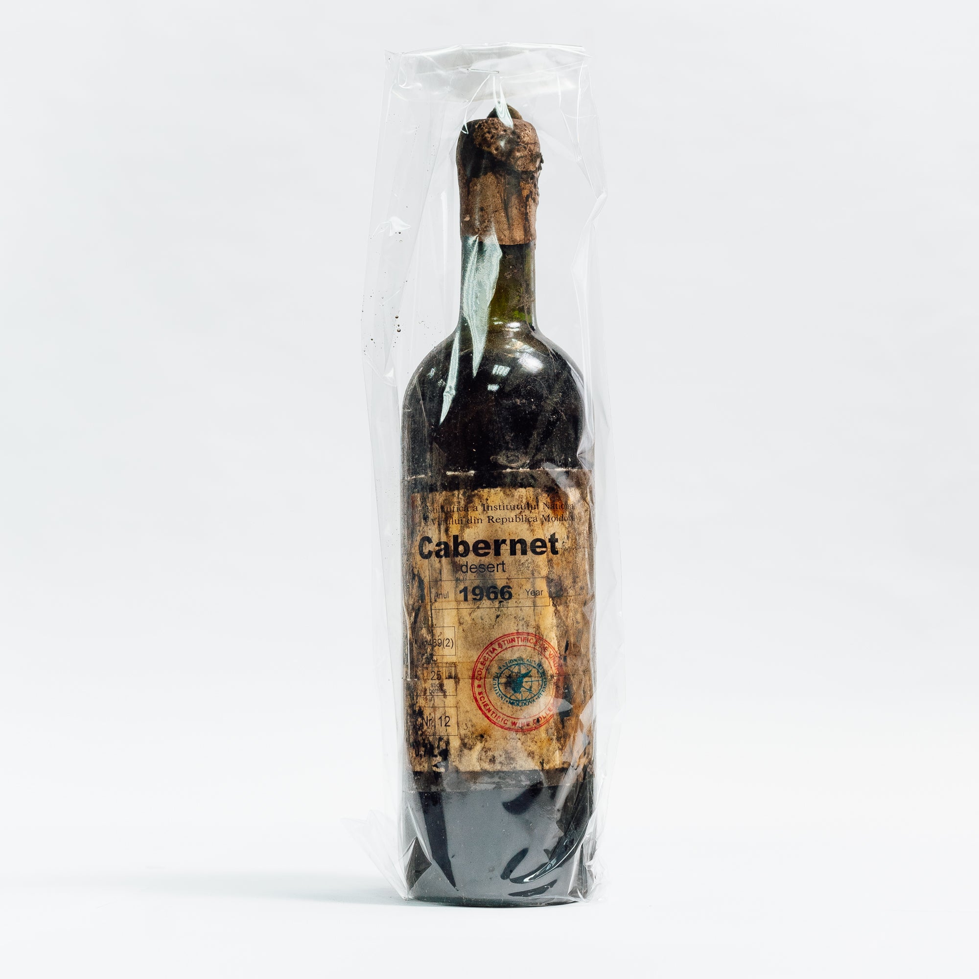 Sticlă vin Cabernet 1966 Lion-gri, etichetă vintage deteriorată, 700ml, sigilată.