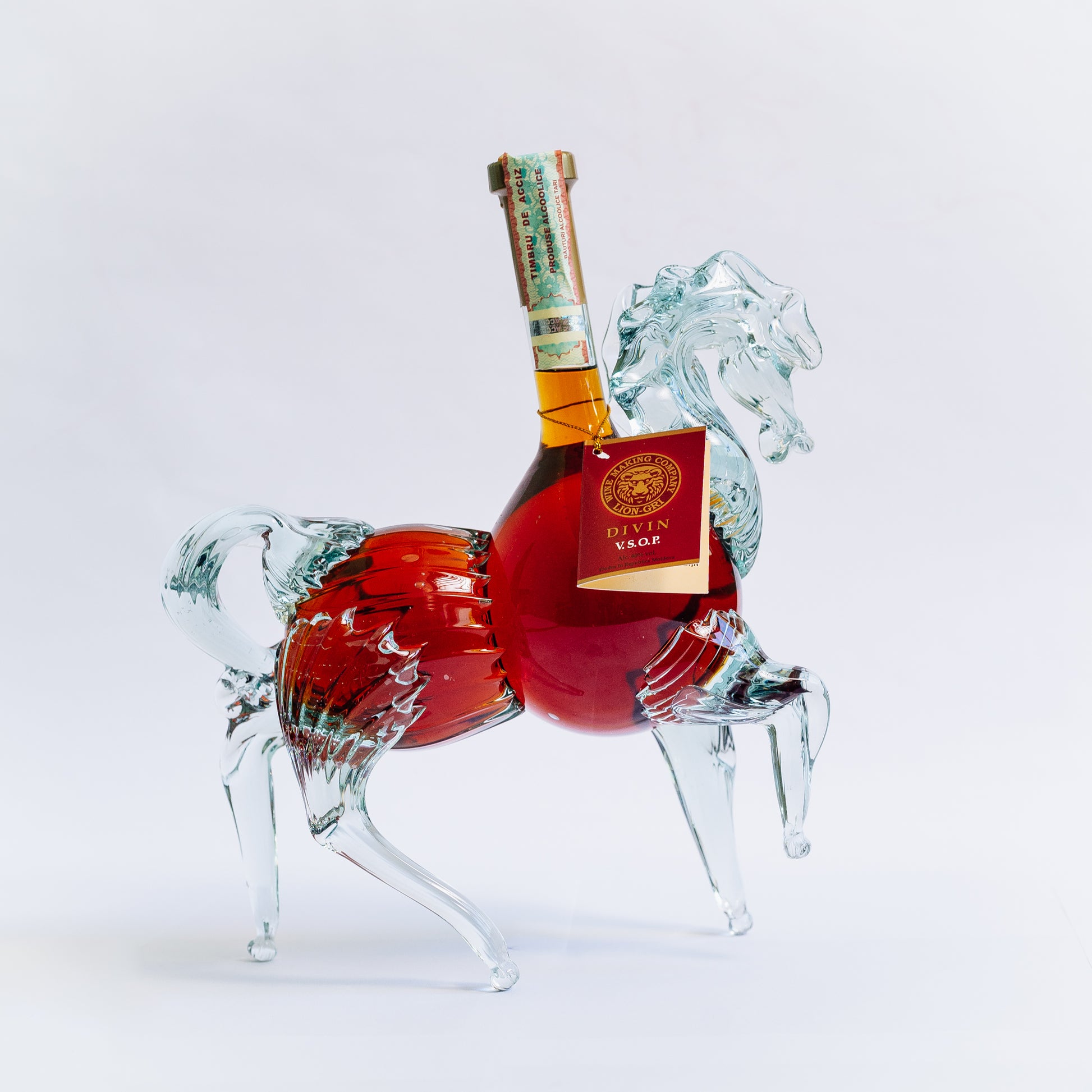 Divin VSOP Decorativ Cal Lion-gri, sticlă transparentă și roșie, design cal.