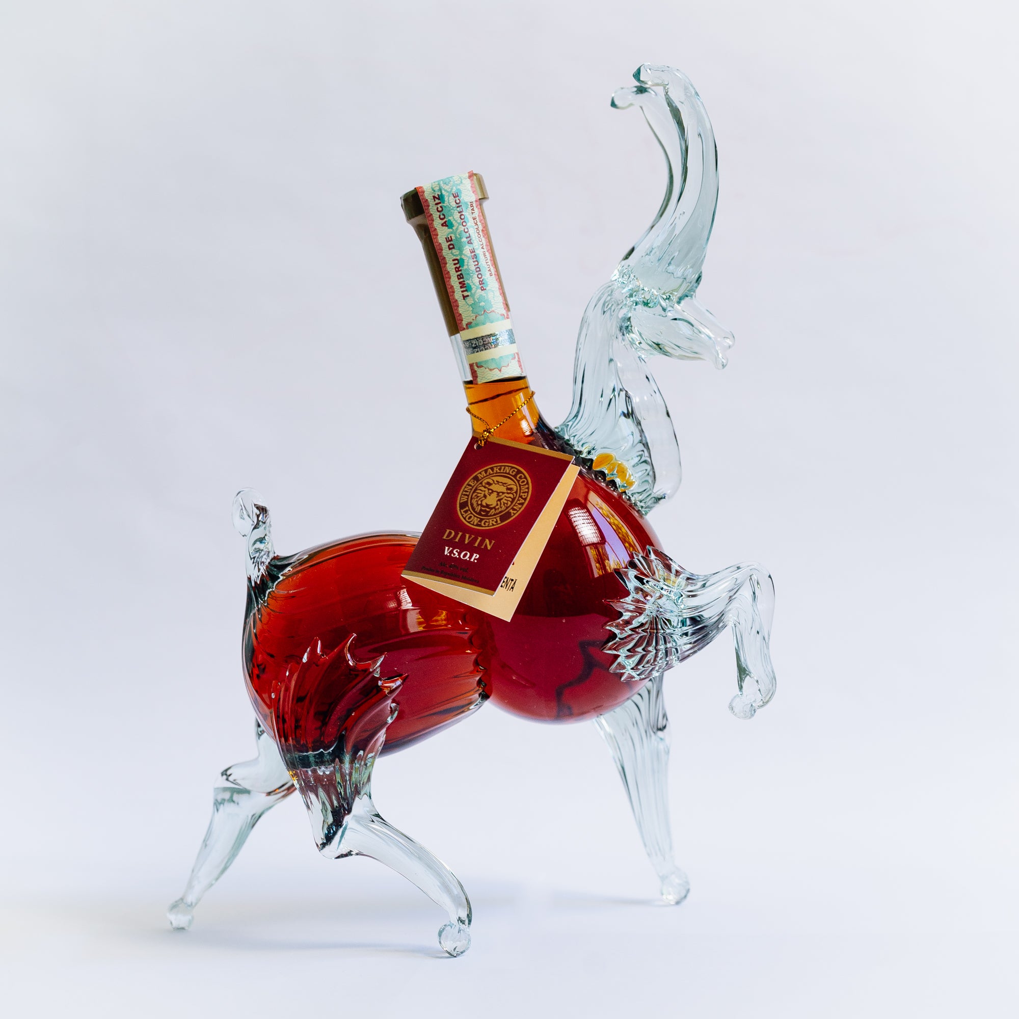 Divin VSOP Decorativ Capra Lion-gri, sticlă sculptată transparență, conținut caramel.