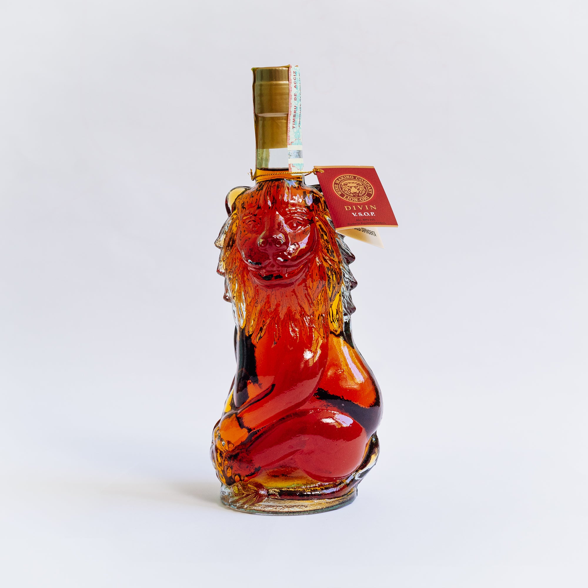 Sticlă Divin VSOP Decorativ Leu 500ml, Lion-gri, din sticlă roșie, etichetă aurie.