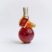 Sticlă decorativă Divin VSOP Minge Lion-gri cu design de minge roșie.