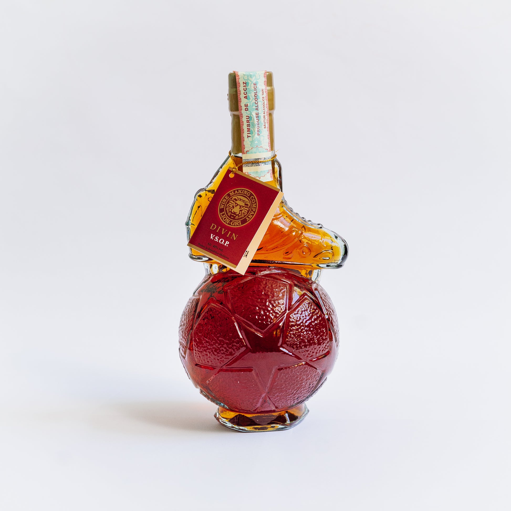 Sticlă decorativă Divin VSOP Minge Lion-gri cu design de minge roșie.