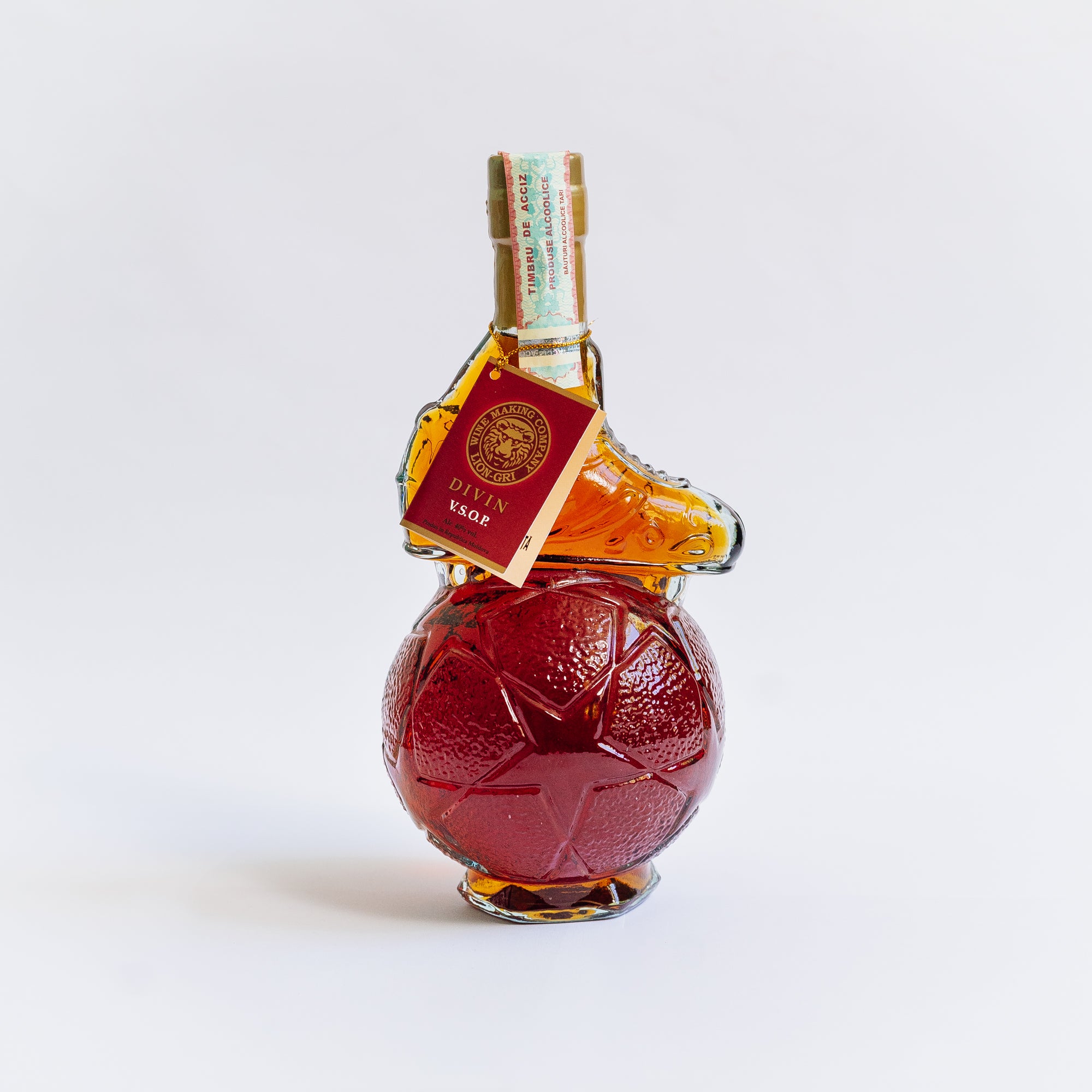 Sticlă decorativă Divin VSOP Minge Lion-gri cu design de minge roșie.