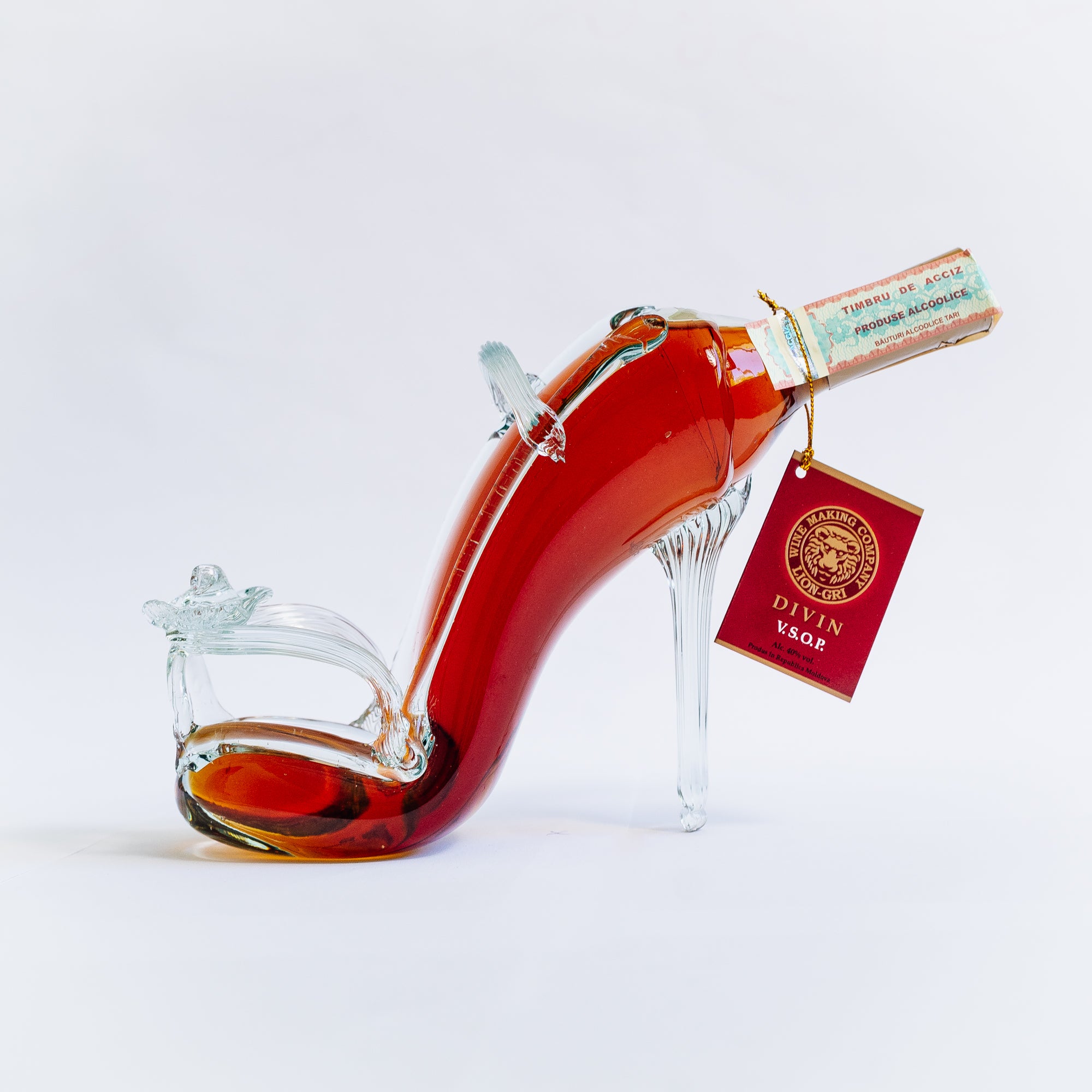Divin VSOP Pantof decorativ Lion-gri sticlă transparentă și elemente roșii 200ml.
