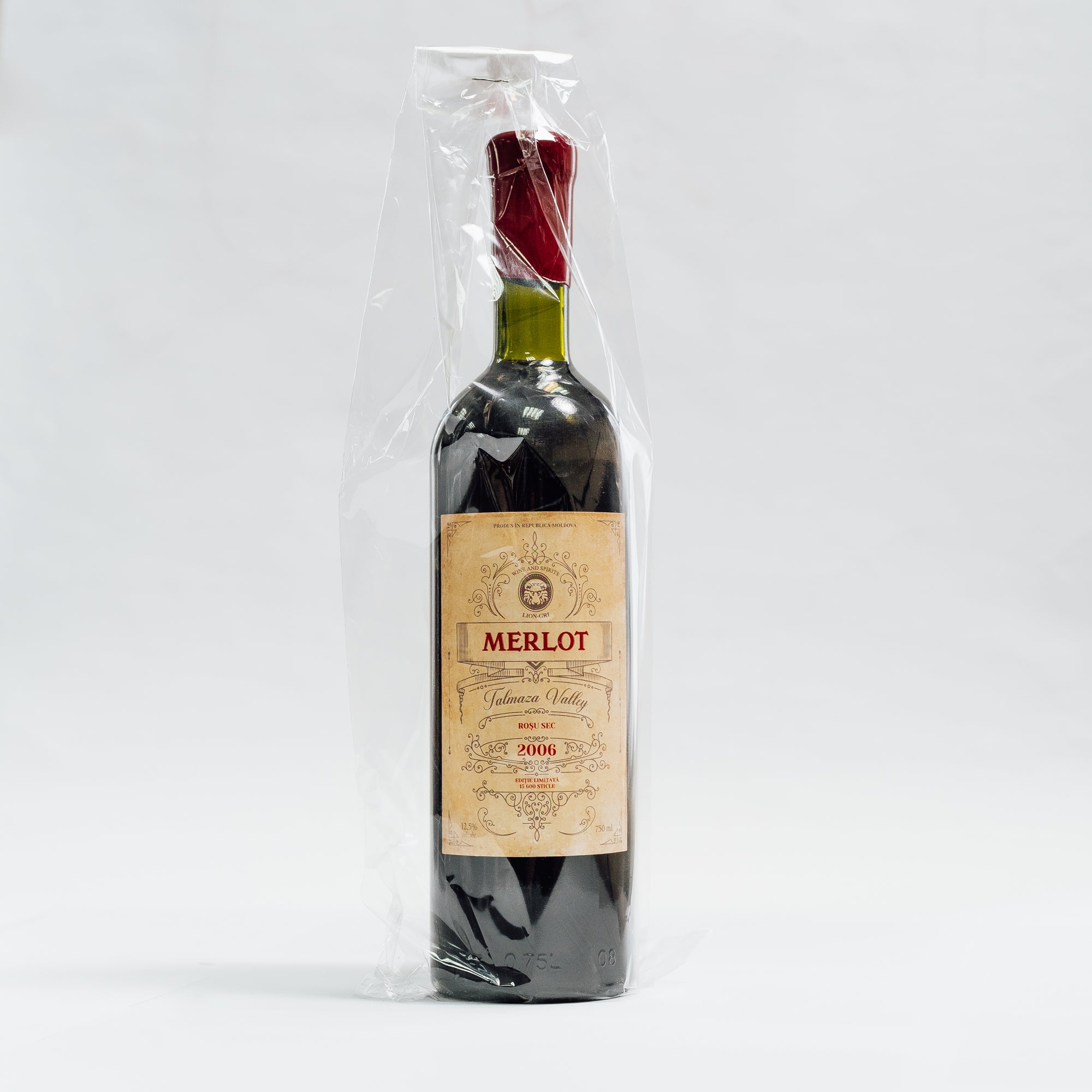 Sticla Merlot Ediție Limitată 2006 Lion-gri, etichetă bej, dop roșu.