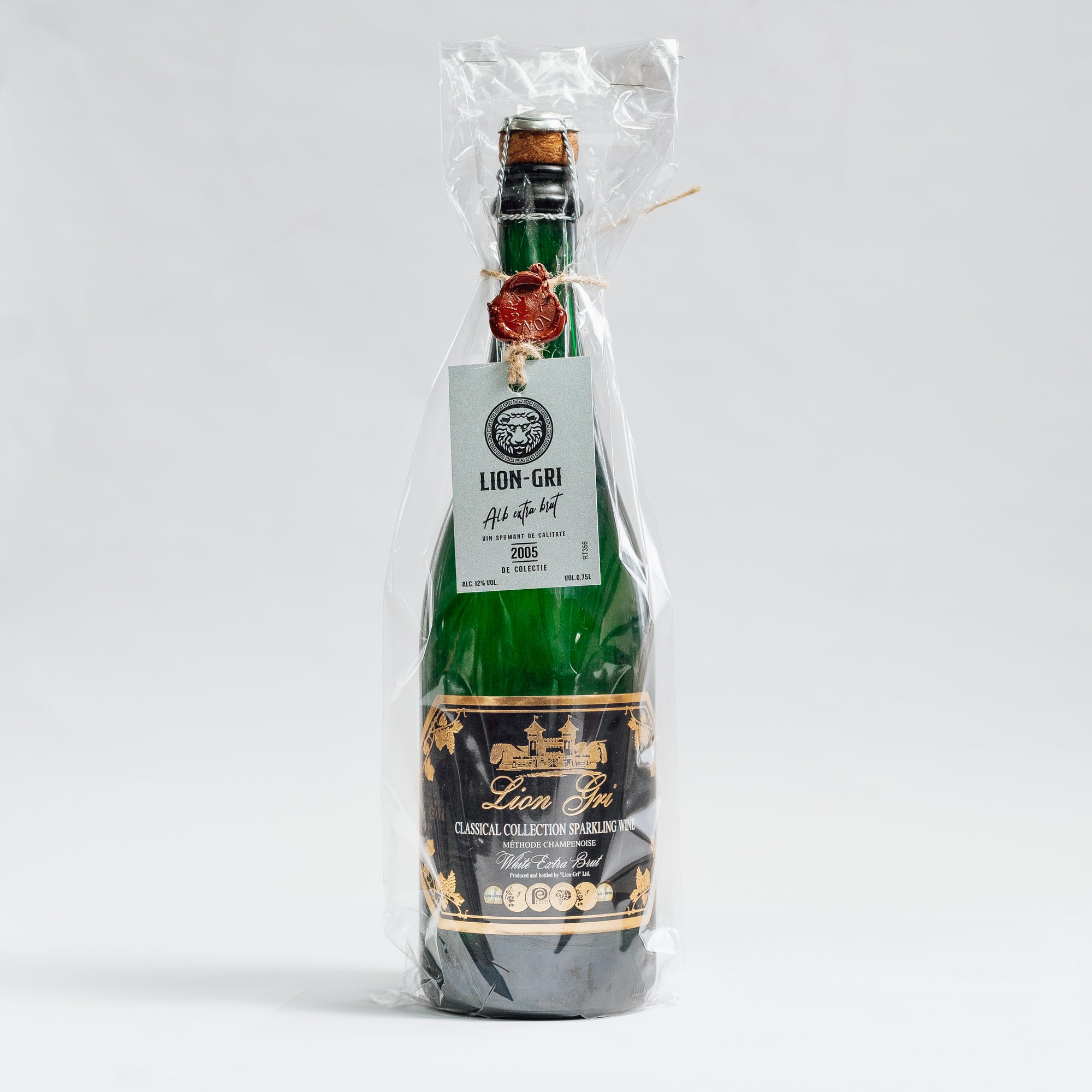 Sticlă de spumant Lion-gri Brut 2005, etichetă neagră și sigiliu roșu, 0.75L.