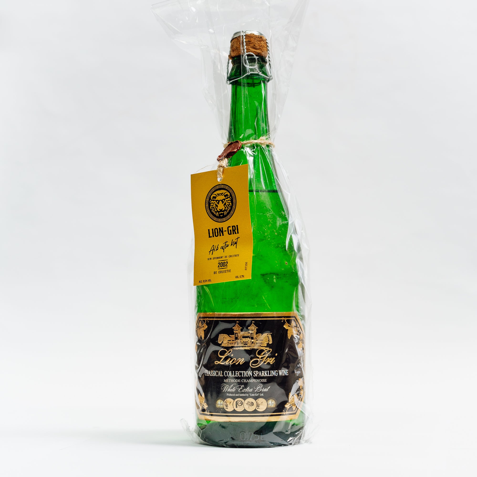 Sticlă verde Spumant de Colecție Extra Brut 2002 Lion-gri, etichetă neagră și detalii aurii.