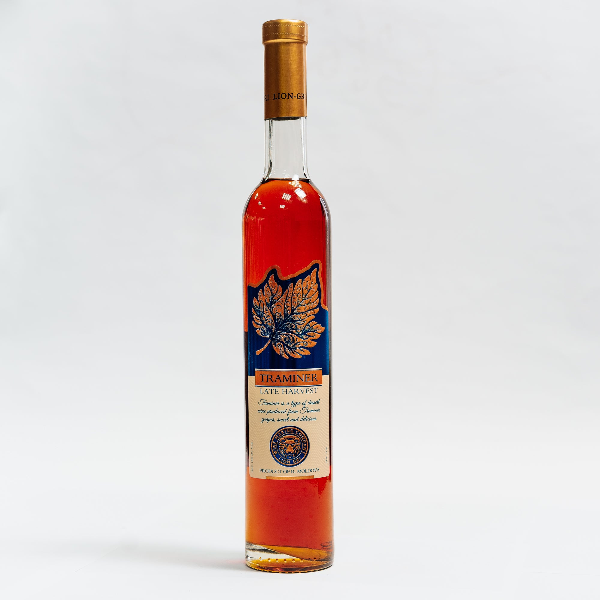 Sticlă Traminer Late Harvest Lion-gri 350 ml cu etichetă elegantă, design auriu și dop auriu.